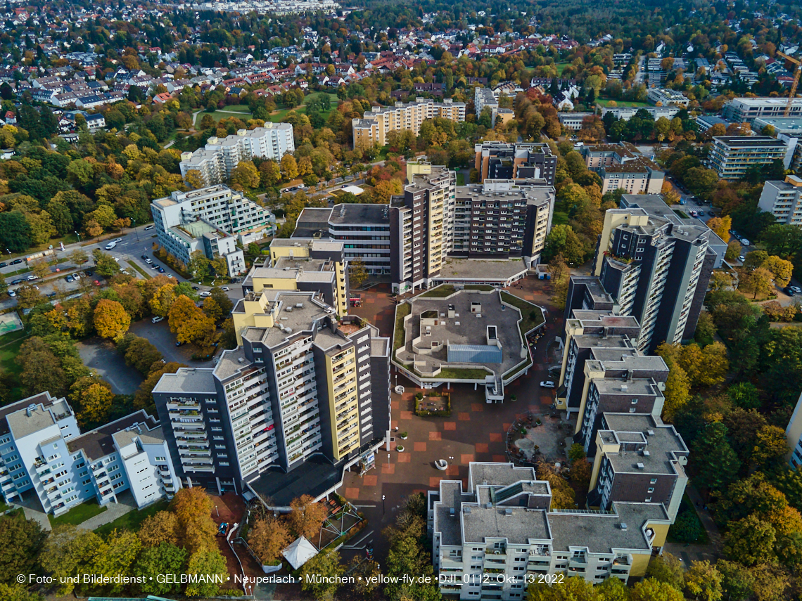 13.10.2022 - Das Marx-Zentrum und Wohnanlage Karl-Marx-Ring 52-62 in Neuperlach